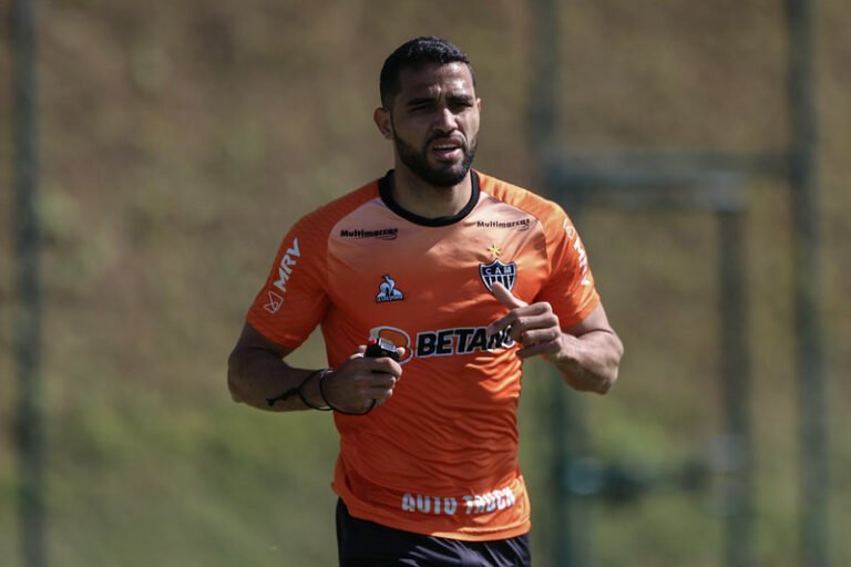 Rodrigo Caetano fala sobre estreia de reforços e situação médica de Kardec e Pedrinho