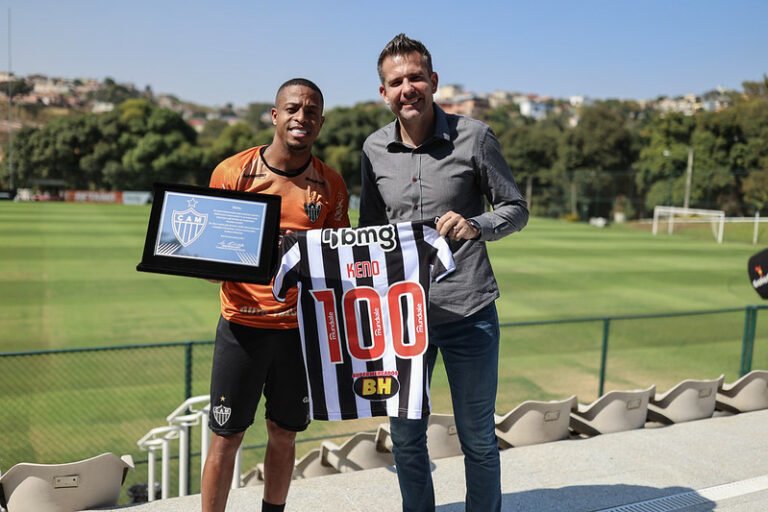 Keno recebe homenagem após chegar a marca de 100 jogos pelo Atlético