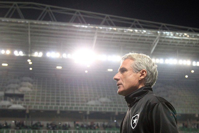 Luís Castro lamenta lesões e pede reforços para o Botafogo: “Jogamos com a equipe da Série B”