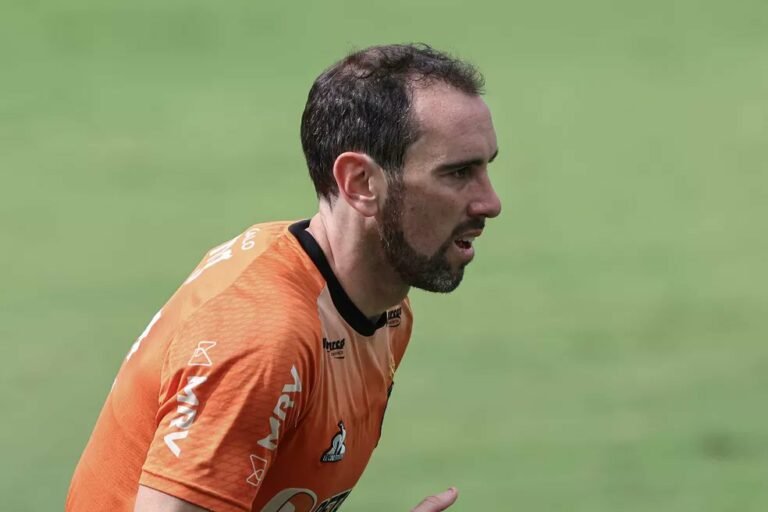 Diego Godín comenta foco na Copa do Mundo e possível saída do Atlético
