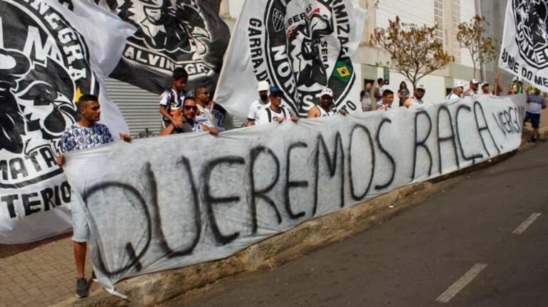 Torcida organizada do Atlético Mineiro protesta na véspera de jogo decisivo diante o Flamengo