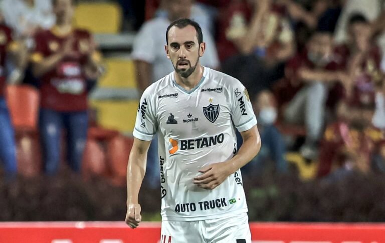 Atlético Mineiro e Godín chegam a acordo para rescisão amigável e o jogador se apresentará no Vélez já nesse início de semana