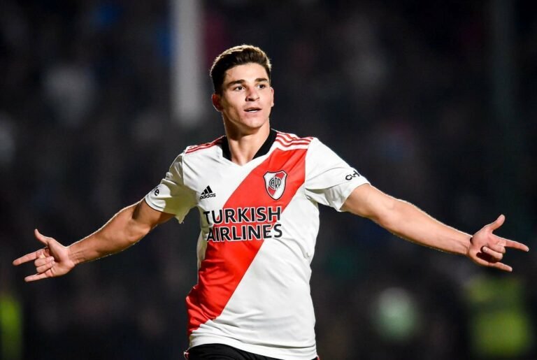 Manchester City oferece Julián Álvarez para clube francês por empréstimo