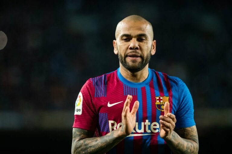 Barcelona decide não renovar com Daniel Alves