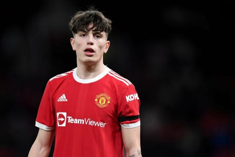 Real Madrid monitora situação de joia do Manchester United