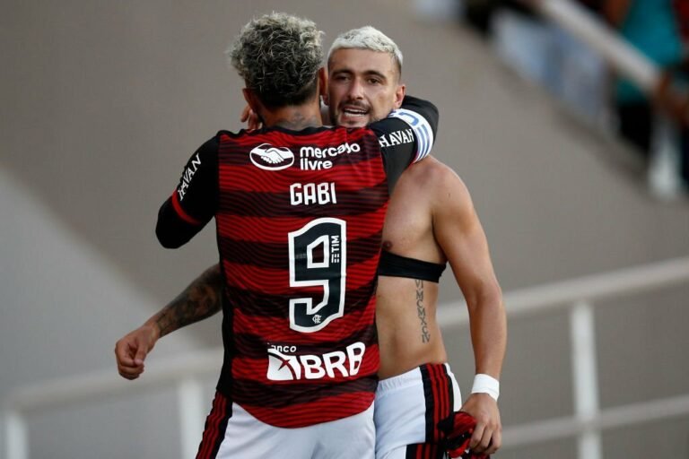 Arrascaeta deve formar dupla de ataque com Gabigol contra o Atlético-MG