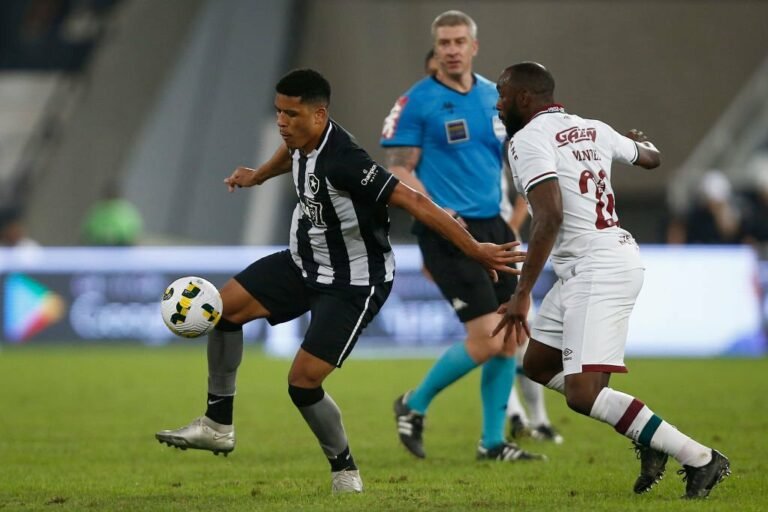 Vinicius Lopes fala em alívio em vitória do Botafogo