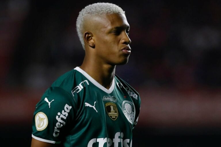 Milan estuda investida pelo volante Danilo, do Palmeiras