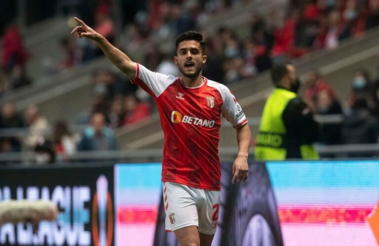 Lateral do Manchester City é oferecido ao Flamengo