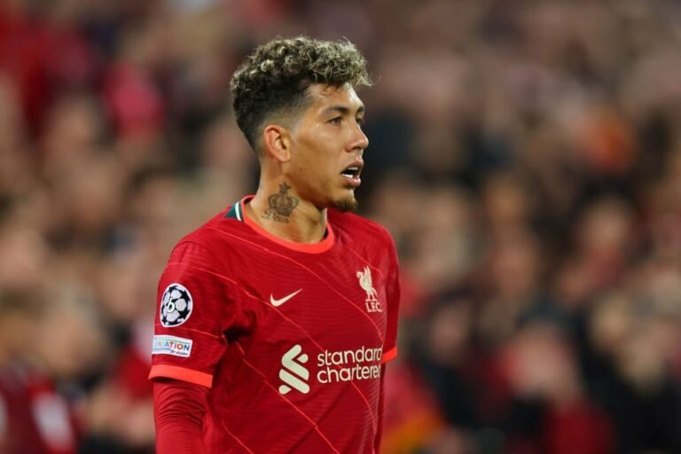 Juventus prepara oferta de troca ao Liverpool por Firmino