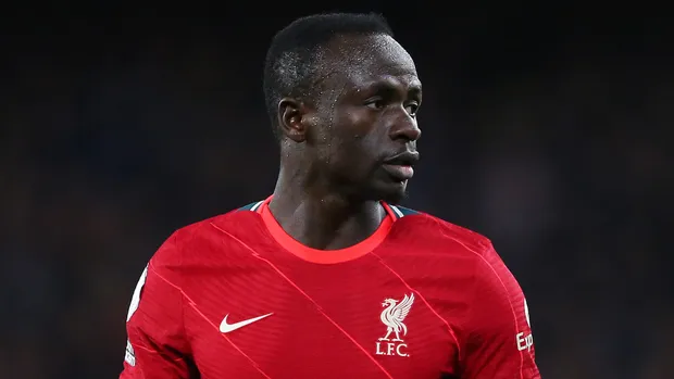Mané, ex-Liverpool, chega a Munique para acertar com o Bayern
