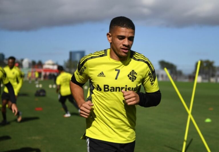 Com salários atrasados, jogadores boicotam treino do Internacional