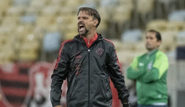 Vasco acerta contratação de novo treinador