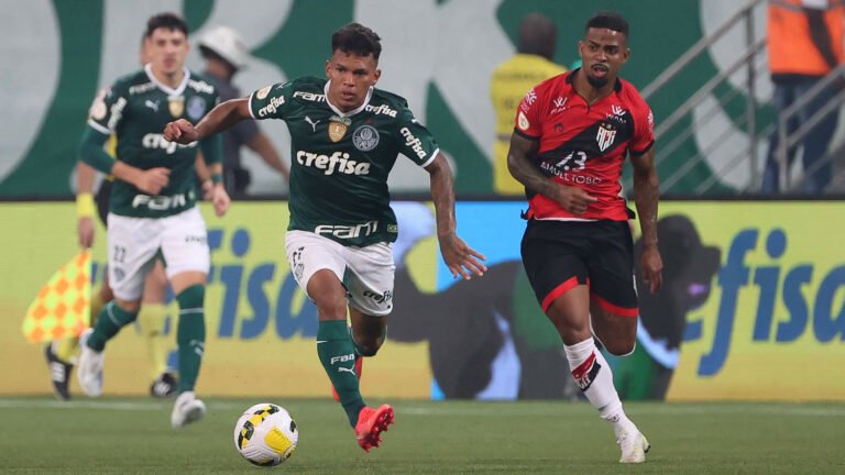 Palmeiras protagoniza virada épica sobre Atlético-GO e se isola na liderança do Brasileirão