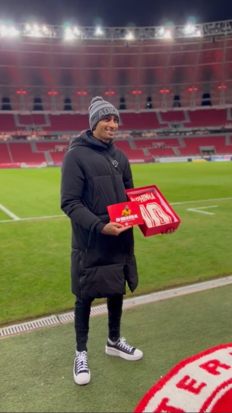 Raphinha assiste ao jogo do Internacional no Beira-Rio e recebe homenagem