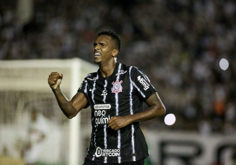 Após mais polêmicas, Corinthians rescinde contrato de Jô