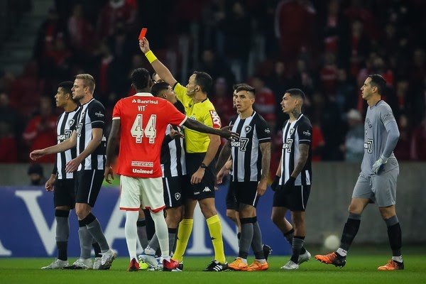 Dono do Botafogo contesta arbitragem: “Temos que limpar o futebol brasileiro”
