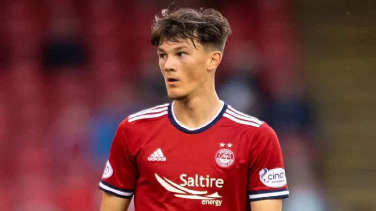 Liverpool está quase acertado com lateral-direito escocês, de 18 anos