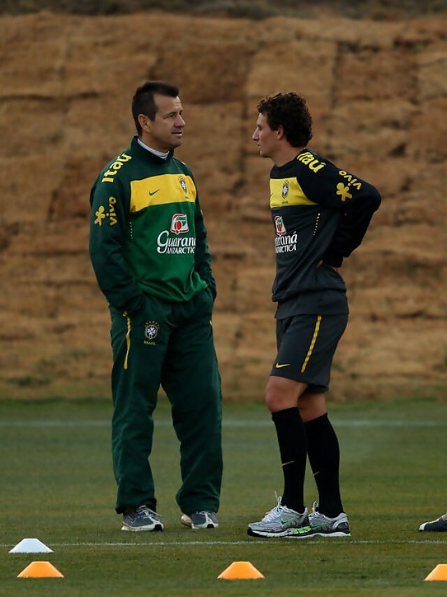 cropped-BrazilTrainingPressConference2010FIFAgNVhe1g3bDdx.jpg
