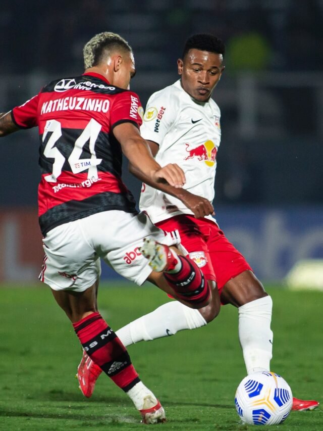 cropped-eric-ramires-jogador-do-bragantino-disputa-lance-com-matheuzinho-jogador-do-flamengo-1633568175613_v2_3x4.jpg
