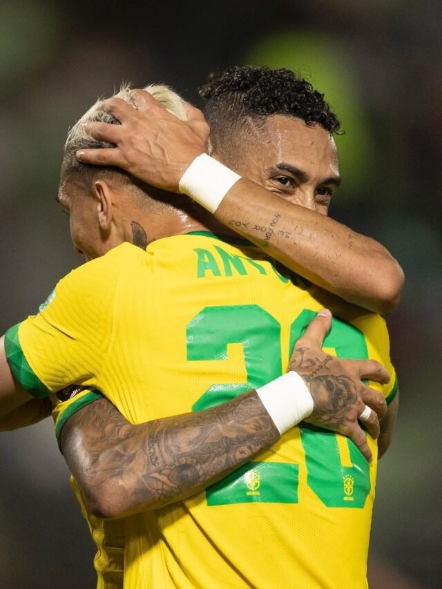cropped-raphinha-e-antony-se-abracam-durante-jogo-da-selecao-brasileira-pelas-eliminatorias-1633917297414_v2_4x3.jpg