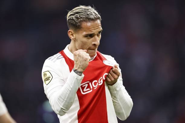 Representantes do Manchester United viajam até a Holanda para fechar a contratação do brasileiro Antony