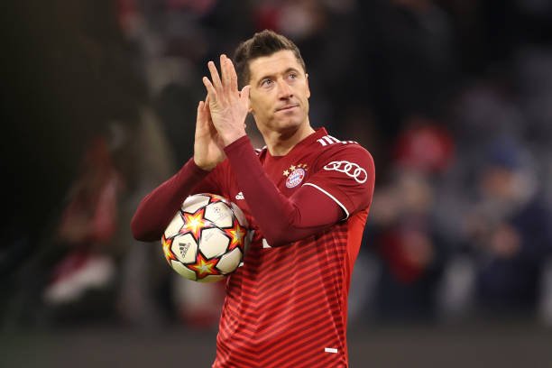 Barcelona estuda aumentar oferta para mais de R$ 270 milhões por Lewandowski