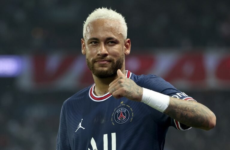 Com a notícia do PSG em não contar com Neymar, torcida santista inflama o coro: “#VoltaNey”
