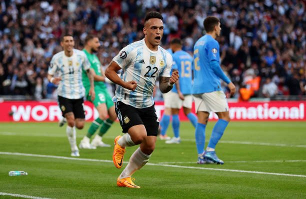 Chelsea e PSG travam disputa por Lautaro Martínez, diz site