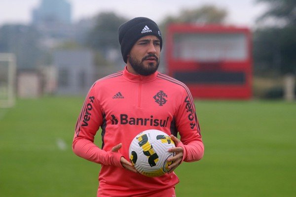 Após renovar, Internacional tem plano para futuro de lateral