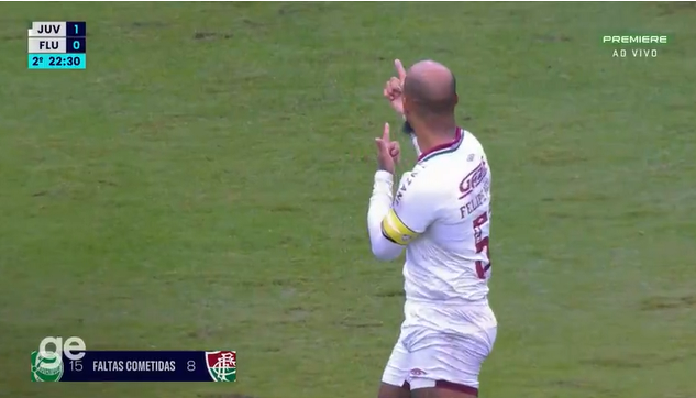 Chamado de bandido por torcedores do Juventude, Felipe Melo responde provocação com gesto de arma