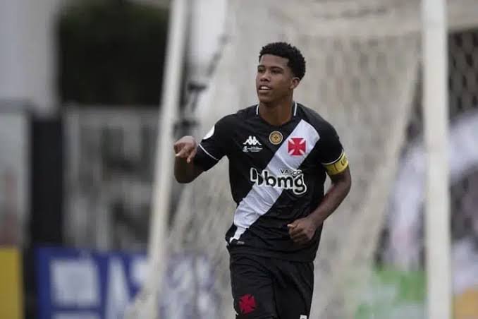 Oferecido a gigantes brasileiros, Andrey Santos tem renovação travada no Vasco e pode sair por pechincha