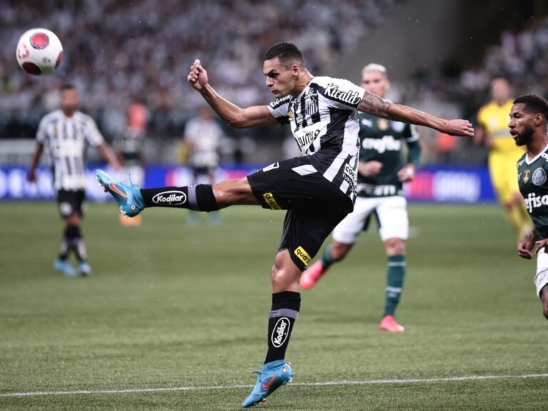 Barcelona envia olheiro para monitorar promessas de Santos e Vasco