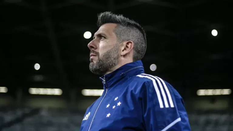 paulo-pezzolano-tecnico-do-cruzeiro-na-partida-contra-o-sport-1656466716075_v2_900x506.jpg