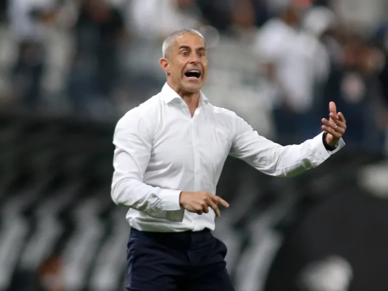 Ceará faz sondagem pelo técnico Sylvinho, ex-Corinthians