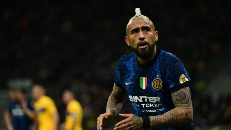 Flamengo mantém conversas com Vidal e avalia contratação