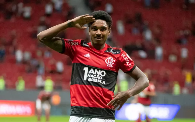 Buscando reforços, Santos envia proposta por Vitinho ao Flamengo