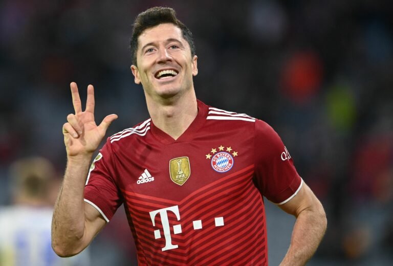 Agente de Lewandowski mantém contatos com Chelsea e PSG