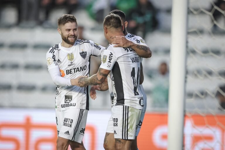 Atlético-MG recebe propostas por Sasha mas descarta negociação