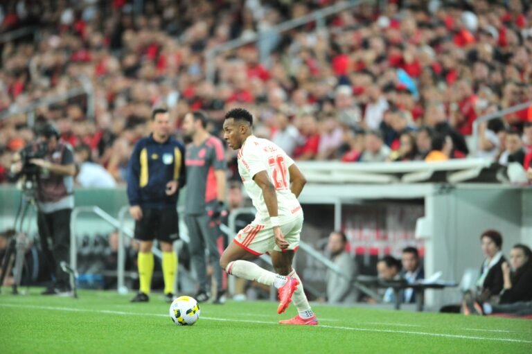 Em tom de despedida, Moisés permanece no gramado após Athletico x Inter