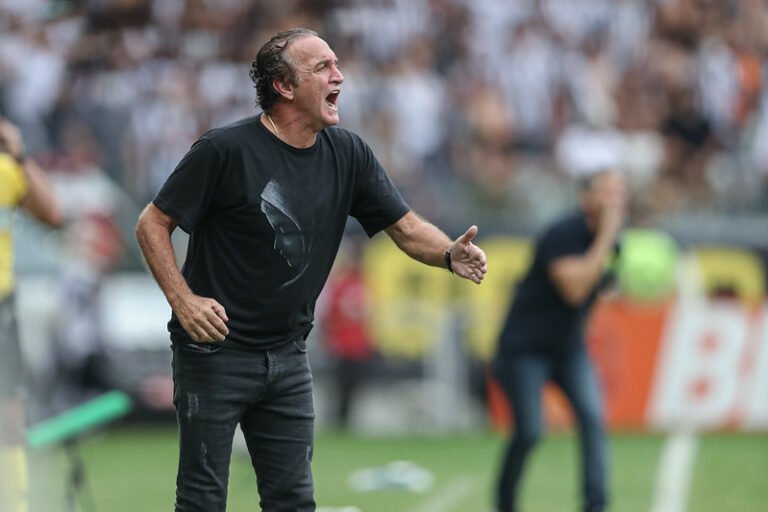Jogadores do Atlético rejeitam retorno de Cuca devido a problemas de relacionamento com o ex-treinador, afirma setorista