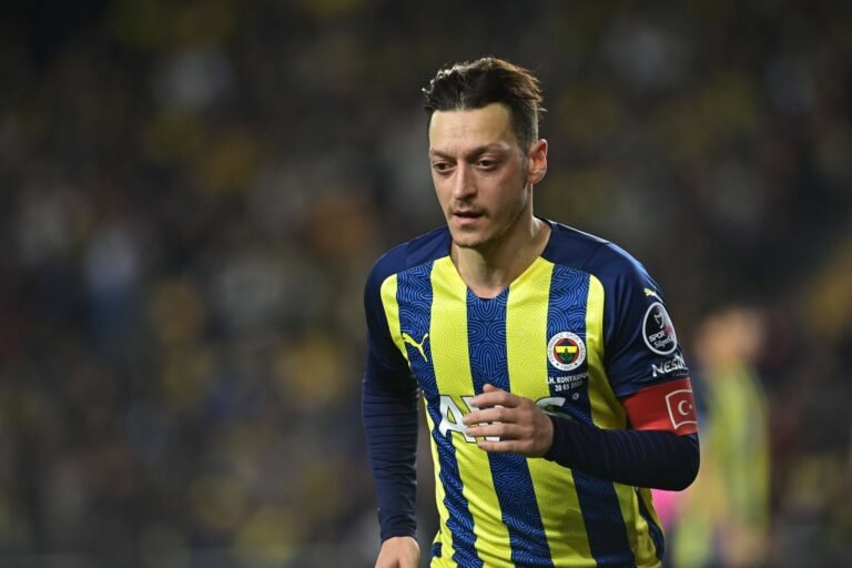 Fenerbahçe rescinde contrato de Mesut Özil