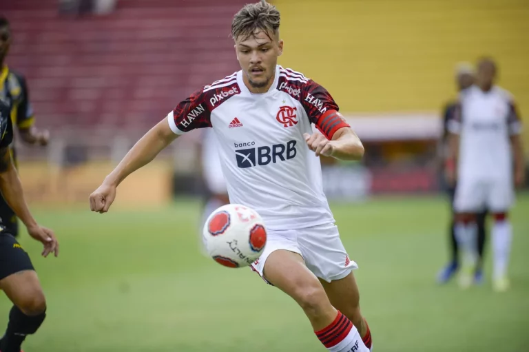 Flamengo encaminha empréstimo de Noga ao Bahia