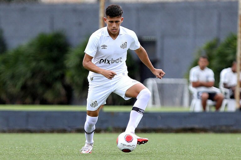Marcelo Fernandes promove zagueiro da base para jogo contra o Avaí
