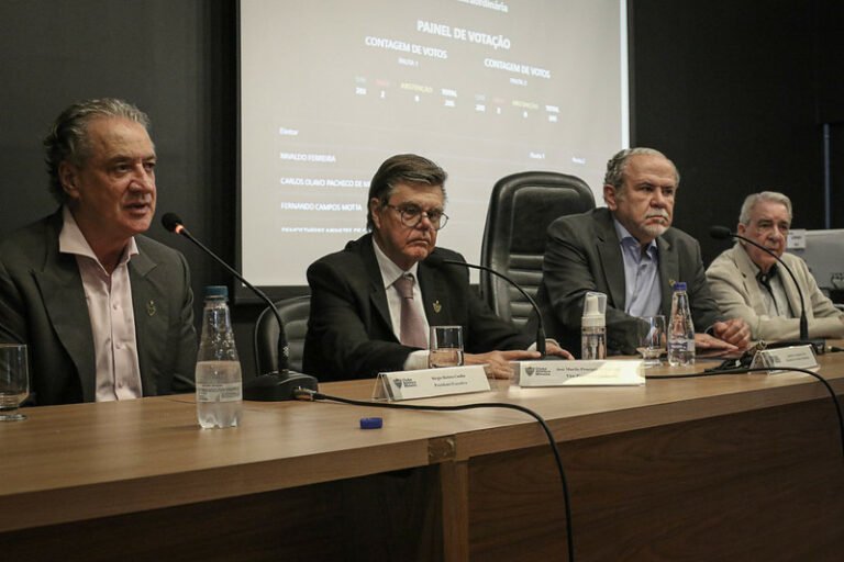 Em coletiva, presidente do Atlético Mineiro fala de erros no Brasileirão e caso ‘Daronco x Hulk’