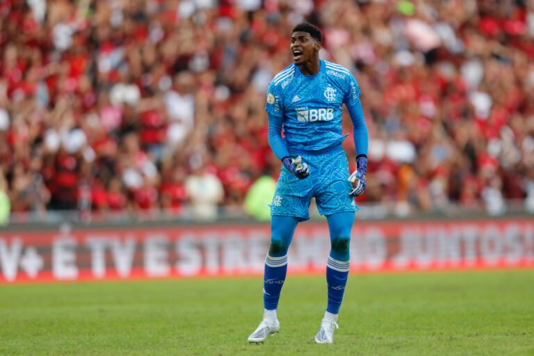 Hugo Souza é cortado da partida contra Corinthians por indisposição