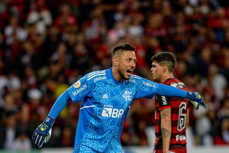 Desfalque do Flamengo há mais de um mês, Diego Alves relata incômodo muscular