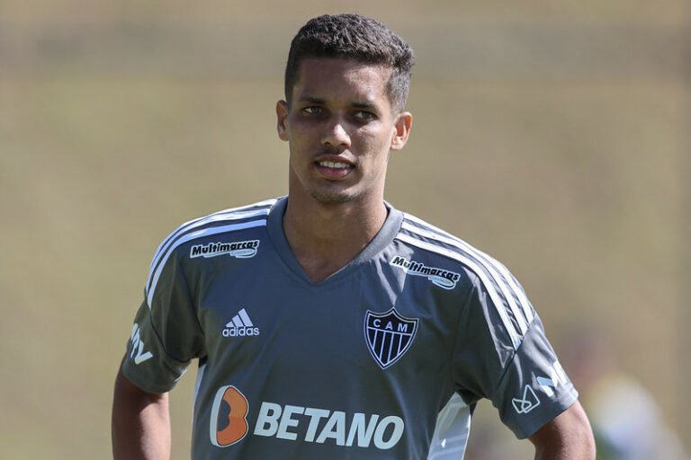 Rodrigo Caetano fala sobre possibilidade de renovação do vínculo de empréstimo entre Atlético e Pedrinho em 2023