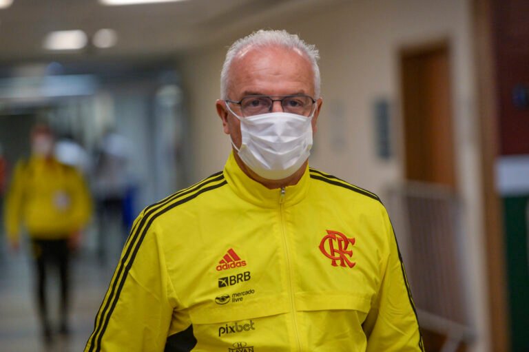 Após goleada na Liberta, Dorival evita comentar sobre Atlético-MG