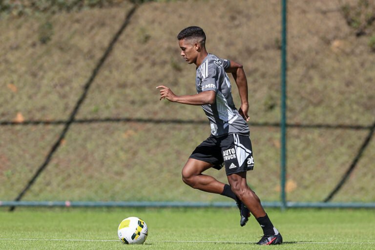 Novo reforço alvinegro, Pedrinho fala sobre negociações com o Atlético e ansiedade pela estreia